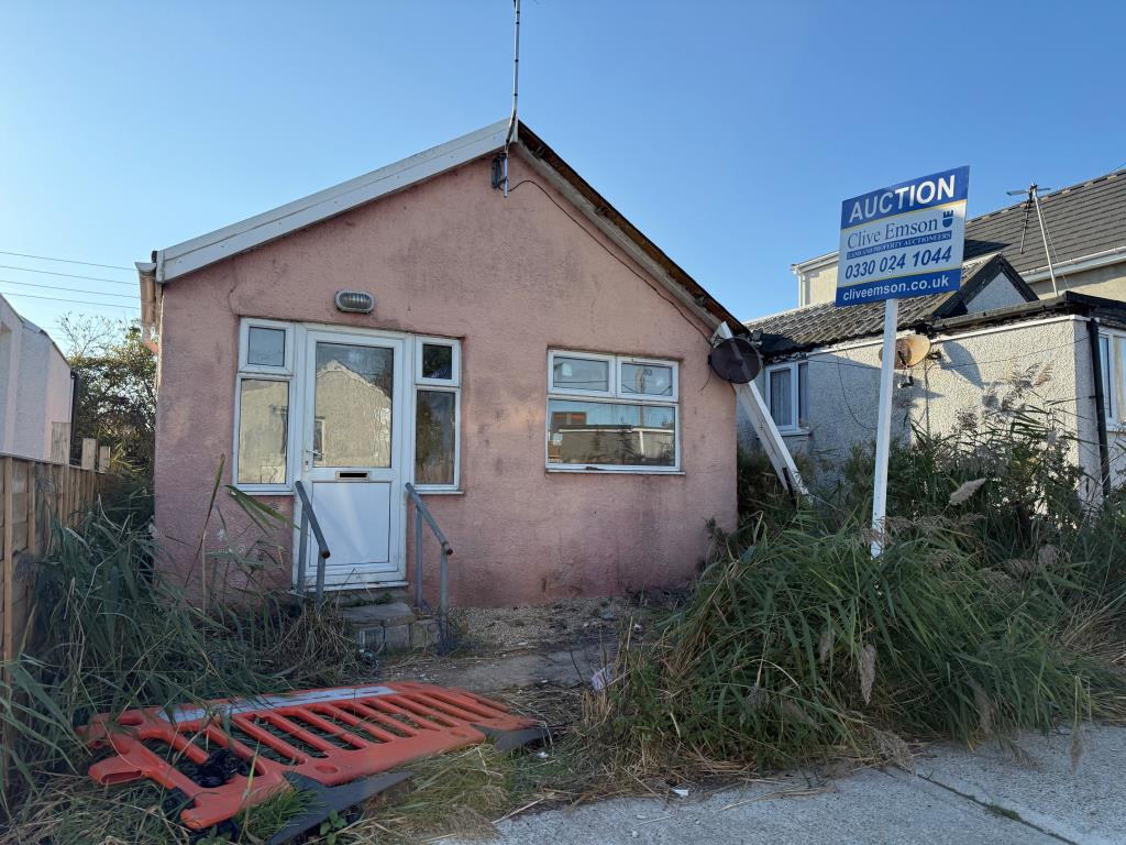 Lot: 97 - VACANT DETACHED CHALET FOR IMPROVEMENT - Front elevation showing front door and window